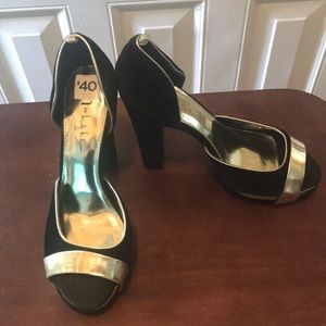 Sz 8 1/2 black velvet heels ‘N by Nicole Miller’